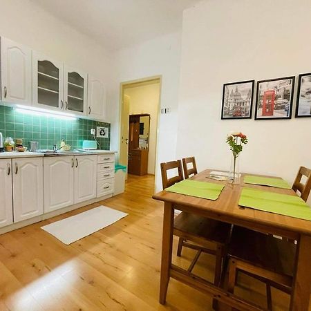 Lovely 2Bdr In Center, Wifi & Self-Check In Bratislava Bagian luar foto