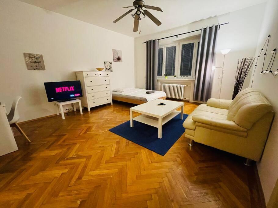 Lovely 2Bdr In Center, Wifi & Self-Check In Bratislava Bagian luar foto