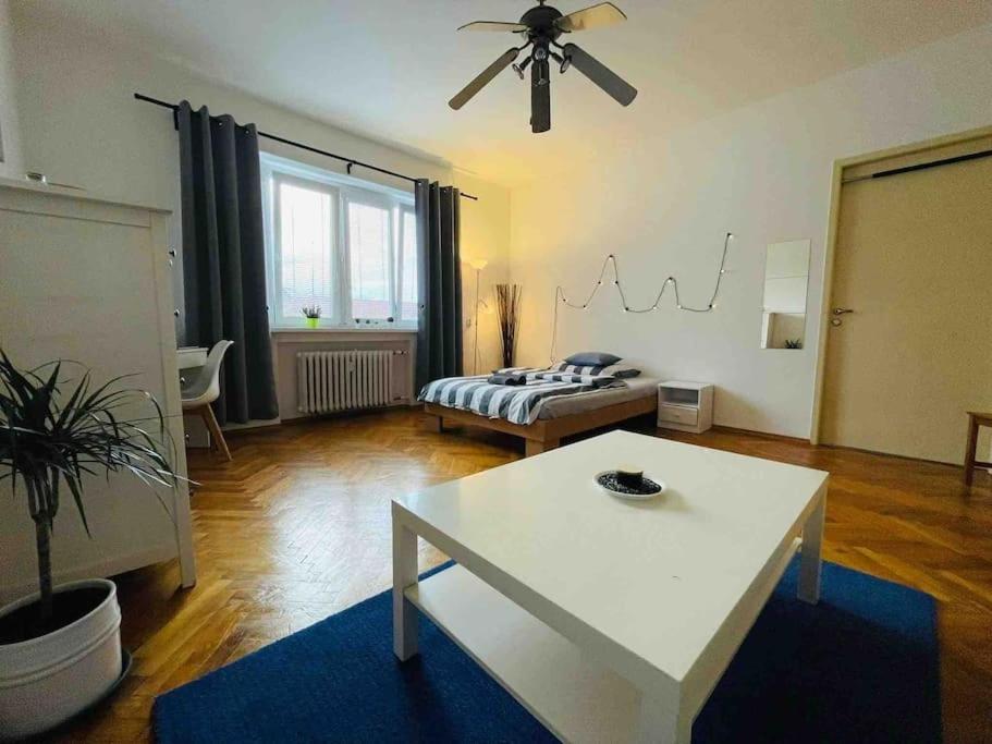 Lovely 2Bdr In Center, Wifi & Self-Check In Bratislava Bagian luar foto
