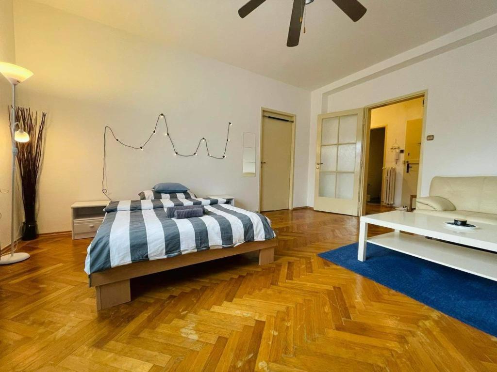 Lovely 2Bdr In Center, Wifi & Self-Check In Bratislava Bagian luar foto