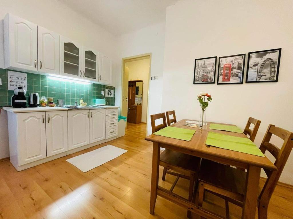 Lovely 2Bdr In Center, Wifi & Self-Check In Bratislava Bagian luar foto